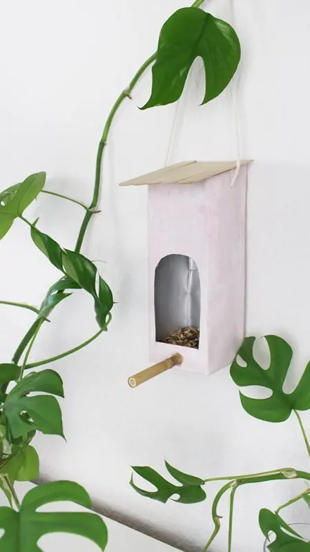 DIYs mit Milchtüten sind seit mehreren Jahren nicht mehr wegzudenken! Aber immer wieder kommen Fragen auf. Wie bekomme ich die äußeren Schichten ab? Wie schlage ich die äußere Schicht am besten um? Stinkt das nicht nach einiger Zeit? Auf all diese Fragen findest du in meinem Blogbeitrag eine Antwort. Ich habe dir alle Tipps und Tricks zum Basteln mit Milchtüten bzw. Tetra Paks zusammengefasst. Und jetzt kommt das Beste: Bei Nadja von Lieblingsgeschenk findest weitere Tipps und tolle Milchtüten Upcyclings. Basteln mit Milchtüten - die wichtigsten Grundlagen - diy milchtueten upcycling 22