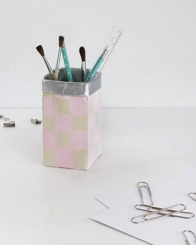 DIYs mit Milchtüten sind seit mehreren Jahren nicht mehr wegzudenken! Aber immer wieder kommen Fragen auf. Wie bekomme ich die äußeren Schichten ab? Wie schlage ich die äußere Schicht am besten um? Stinkt das nicht nach einiger Zeit? Auf all diese Fragen findest du in meinem Blogbeitrag eine Antwort. Ich habe dir alle Tipps und Tricks zum Basteln mit Milchtüten bzw. Tetra Paks zusammengefasst. Und jetzt kommt das Beste: Bei Nadja von Lieblingsgeschenk findest weitere Tipps und tolle Milchtüten Upcyclings. Basteln mit Milchtüten - die wichtigsten Grundlagen - diy milchtueten upcycling 23