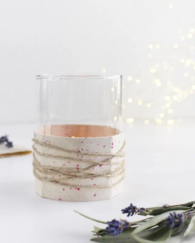 DIYs mit Milchtüten sind seit mehreren Jahren nicht mehr wegzudenken! Aber immer wieder kommen Fragen auf. Wie bekomme ich die äußeren Schichten ab? Wie schlage ich die äußere Schicht am besten um? Stinkt das nicht nach einiger Zeit? Auf all diese Fragen findest du in meinem Blogbeitrag eine Antwort. Ich habe dir alle Tipps und Tricks zum Basteln mit Milchtüten bzw. Tetra Paks zusammengefasst. Und jetzt kommt das Beste: Bei Nadja von Lieblingsgeschenk findest weitere Tipps und tolle Milchtüten Upcyclings. Basteln mit Milchtüten - die wichtigsten Grundlagen - diy milchtueten upcycling 24