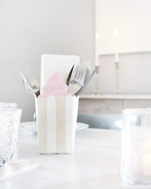 DIYs mit Milchtüten sind seit mehreren Jahren nicht mehr wegzudenken! Aber immer wieder kommen Fragen auf. Wie bekomme ich die äußeren Schichten ab? Wie schlage ich die äußere Schicht am besten um? Stinkt das nicht nach einiger Zeit? Auf all diese Fragen findest du in meinem Blogbeitrag eine Antwort. Ich habe dir alle Tipps und Tricks zum Basteln mit Milchtüten bzw. Tetra Paks zusammengefasst. Und jetzt kommt das Beste: Bei Nadja von Lieblingsgeschenk findest weitere Tipps und tolle Milchtüten Upcyclings. Basteln mit Milchtüten - die wichtigsten Grundlagen - diy milchtueten upcycling 26