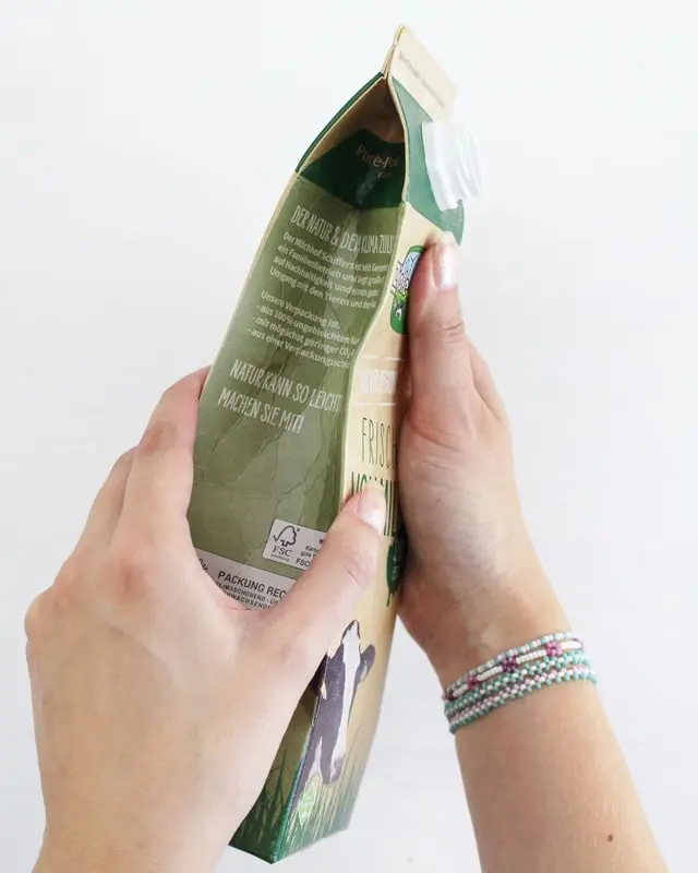 DIYs mit Milchtüten sind seit mehreren Jahren nicht mehr wegzudenken! Aber immer wieder kommen Fragen auf. Wie bekomme ich die äußeren Schichten ab? Wie schlage ich die äußere Schicht am besten um? Stinkt das nicht nach einiger Zeit? Auf all diese Fragen findest du in meinem Blogbeitrag eine Antwort. Ich habe dir alle Tipps und Tricks zum Basteln mit Milchtüten bzw. Tetra Paks zusammengefasst. Und jetzt kommt das Beste: Bei Nadja von Lieblingsgeschenk findest weitere Tipps und tolle Milchtüten Upcyclings. Basteln mit Milchtüten - die wichtigsten Grundlagen - diy milchtueten upcycling 3