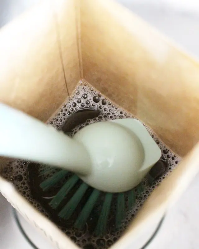 DIYs mit Milchtüten sind seit mehreren Jahren nicht mehr wegzudenken! Aber immer wieder kommen Fragen auf. Wie bekomme ich die äußeren Schichten ab? Wie schlage ich die äußere Schicht am besten um? Stinkt das nicht nach einiger Zeit? Auf all diese Fragen findest du in meinem Blogbeitrag eine Antwort. Ich habe dir alle Tipps und Tricks zum Basteln mit Milchtüten bzw. Tetra Paks zusammengefasst. Und jetzt kommt das Beste: Bei Nadja von Lieblingsgeschenk findest weitere Tipps und tolle Milchtüten Upcyclings. Basteln mit Milchtüten - die wichtigsten Grundlagen - diy milchtueten upcycling 5