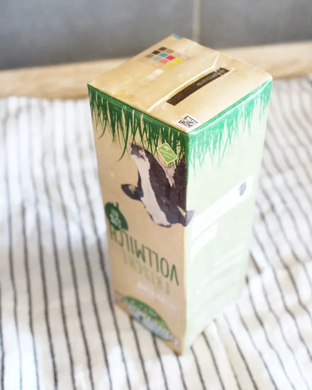 DIYs mit Milchtüten sind seit mehreren Jahren nicht mehr wegzudenken! Aber immer wieder kommen Fragen auf. Wie bekomme ich die äußeren Schichten ab? Wie schlage ich die äußere Schicht am besten um? Stinkt das nicht nach einiger Zeit? Auf all diese Fragen findest du in meinem Blogbeitrag eine Antwort. Ich habe dir alle Tipps und Tricks zum Basteln mit Milchtüten bzw. Tetra Paks zusammengefasst. Und jetzt kommt das Beste: Bei Nadja von Lieblingsgeschenk findest weitere Tipps und tolle Milchtüten Upcyclings. Basteln mit Milchtüten - die wichtigsten Grundlagen - diy milchtueten upcycling 6