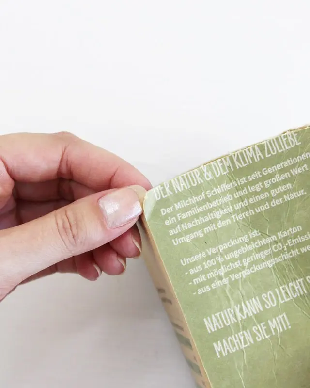 DIYs mit Milchtüten sind seit mehreren Jahren nicht mehr wegzudenken! Aber immer wieder kommen Fragen auf. Wie bekomme ich die äußeren Schichten ab? Wie schlage ich die äußere Schicht am besten um? Stinkt das nicht nach einiger Zeit? Auf all diese Fragen findest du in meinem Blogbeitrag eine Antwort. Ich habe dir alle Tipps und Tricks zum Basteln mit Milchtüten bzw. Tetra Paks zusammengefasst. Und jetzt kommt das Beste: Bei Nadja von Lieblingsgeschenk findest weitere Tipps und tolle Milchtüten Upcyclings. Basteln mit Milchtüten - die wichtigsten Grundlagen - diy milchtueten upcycling 7