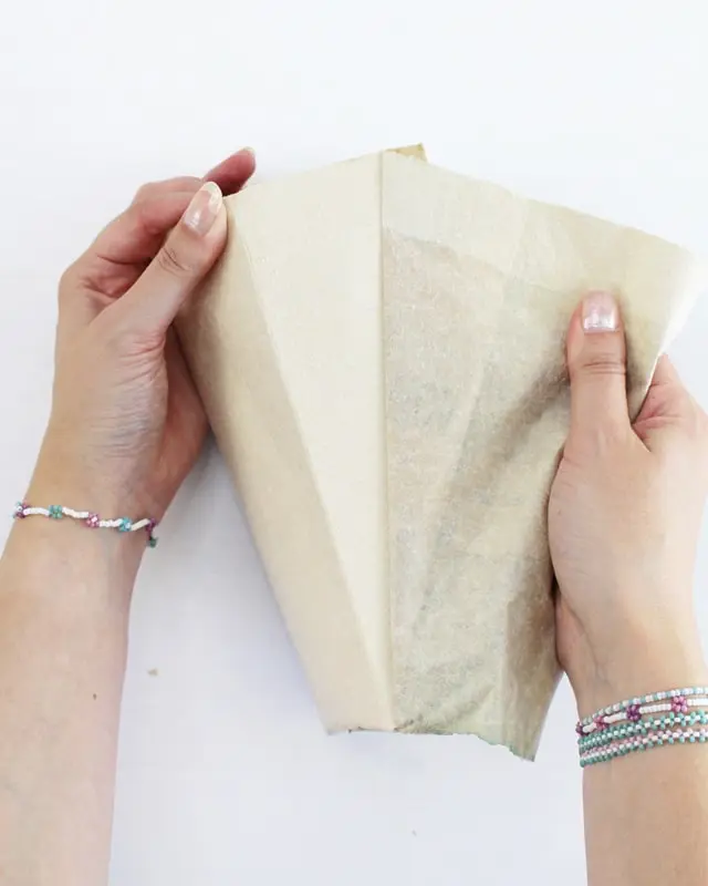 DIYs mit Milchtüten sind seit mehreren Jahren nicht mehr wegzudenken! Aber immer wieder kommen Fragen auf. Wie bekomme ich die äußeren Schichten ab? Wie schlage ich die äußere Schicht am besten um? Stinkt das nicht nach einiger Zeit? Auf all diese Fragen findest du in meinem Blogbeitrag eine Antwort. Ich habe dir alle Tipps und Tricks zum Basteln mit Milchtüten bzw. Tetra Paks zusammengefasst. Und jetzt kommt das Beste: Bei Nadja von Lieblingsgeschenk findest weitere Tipps und tolle Milchtüten Upcyclings. Basteln mit Milchtüten - die wichtigsten Grundlagen - diy milchtueten upcycling 8