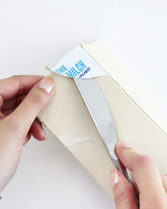 DIYs mit Milchtüten sind seit mehreren Jahren nicht mehr wegzudenken! Aber immer wieder kommen Fragen auf. Wie bekomme ich die äußeren Schichten ab? Wie schlage ich die äußere Schicht am besten um? Stinkt das nicht nach einiger Zeit? Auf all diese Fragen findest du in meinem Blogbeitrag eine Antwort. Ich habe dir alle Tipps und Tricks zum Basteln mit Milchtüten bzw. Tetra Paks zusammengefasst. Und jetzt kommt das Beste: Bei Nadja von Lieblingsgeschenk findest weitere Tipps und tolle Milchtüten Upcyclings. Basteln mit Milchtüten - die wichtigsten Grundlagen - diy milchtueten upcycling 9