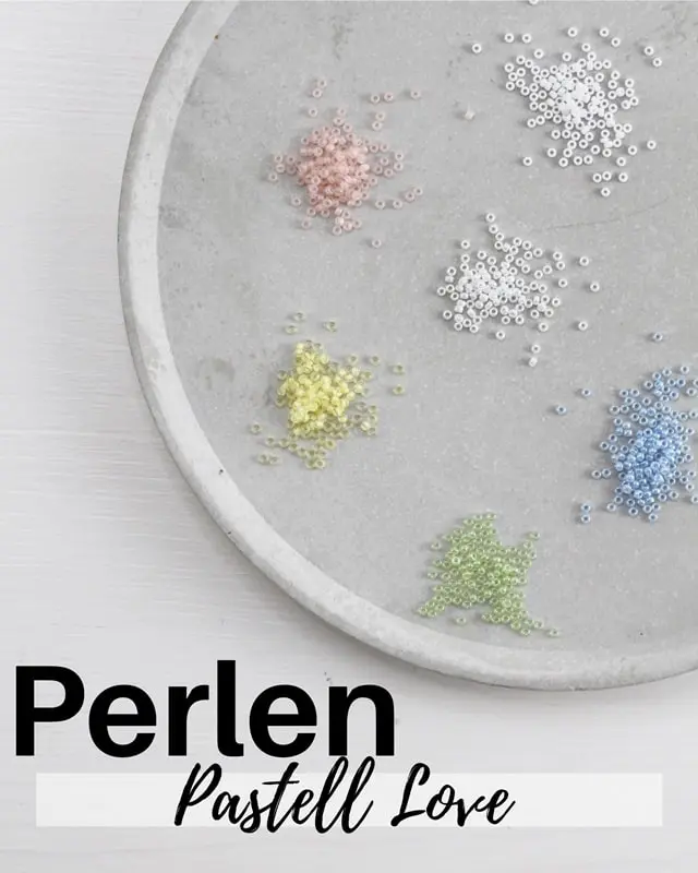 Hast du schon mal Perlenarmbänder selber gemacht? Falls nicht, keine Sorge, alle wichtigen Infos bekommst du jetzt. Von der Auswahl der Materialien bis zum fertigen Produkt - in meinem Blogbeitrag erfährst du alles, um deine eigenen DIY Perlenarmbänder zu basteln und lange Freude daran zu haben. Und falls du bereits als Kind oder auch in der letzten Zeit eigene Armbänder gebastelt hast, kannst du hier deine Kenntnisse auffrischen oder neue Muster kennenlernen. Mich hat der aktuelle Trend wieder total gefesselt und ich wünsche dir viel Spaß beim Perlenarmbänder basteln. Perlenset "Tinkerhome Pastel Love"