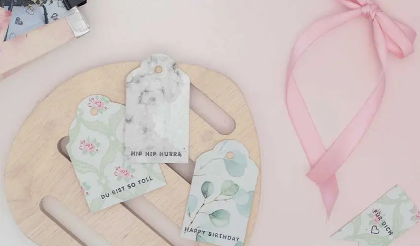 DIYs mit Milchtüten sind seit mehreren Jahren nicht mehr wegzudenken! Aber immer wieder kommen Fragen auf. Wie bekomme ich die äußeren Schichten ab? Wie schlage ich die äußere Schicht am besten um? Stinkt das nicht nach einiger Zeit? Auf all diese Fragen findest du in meinem Blogbeitrag eine Antwort. Ich habe dir alle Tipps und Tricks zum Basteln mit Milchtüten bzw. Tetra Paks zusammengefasst. Und jetzt kommt das Beste: Bei Nadja von Lieblingsgeschenk findest weitere Tipps und tolle Milchtüten Upcyclings. Basteln mit Milchtüten - DIY Geschenkanhänger | Lieblingsgeschenk