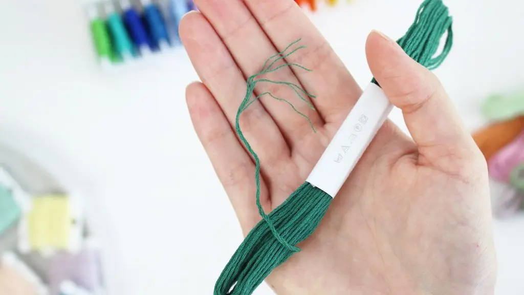 Das Sticken ist eine zeitlose Handwerkskunst, die seit Jahrhunderten von Menschen auf der ganzen Welt praktiziert wird. Obwohl die Technik des Stickens im Laufe der Zeit viele Veränderungen erfahren hat, ist das richtige Material zum Sticken nach wie vor von entscheidender Bedeutung, um beeindruckende Stickarbeiten zu schaffen. In diesem Blogbeitrag gebe ich einen Überblick über das Material, dass du zum Sticken benötigst und wie du Stickvorlagen übertragen kannst. Alle vorgestellten Materialien findest du hier*. Material zum Sticken - Welche Materialien brauche ich? - material sticken stickgarn 2