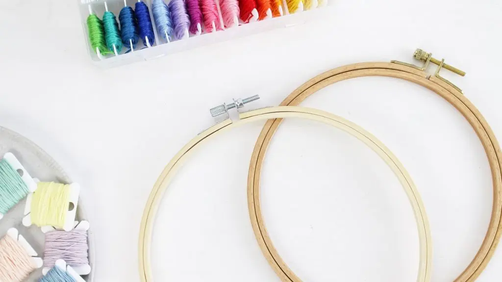 Das Sticken ist eine zeitlose Handwerkskunst, die seit Jahrhunderten von Menschen auf der ganzen Welt praktiziert wird. Obwohl die Technik des Stickens im Laufe der Zeit viele Veränderungen erfahren hat, ist das richtige Material zum Sticken nach wie vor von entscheidender Bedeutung, um beeindruckende Stickarbeiten zu schaffen. In diesem Blogbeitrag gebe ich einen Überblick über das Material, dass du zum Sticken benötigst und wie du Stickvorlagen übertragen kannst. Alle vorgestellten Materialien findest du hier*. Material zum Sticken - Welche Materialien brauche ich? - material sticken stickrahmen