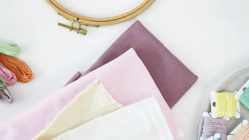 Das Sticken ist eine zeitlose Handwerkskunst, die seit Jahrhunderten von Menschen auf der ganzen Welt praktiziert wird. Obwohl die Technik des Stickens im Laufe der Zeit viele Veränderungen erfahren hat, ist das richtige Material zum Sticken nach wie vor von entscheidender Bedeutung, um beeindruckende Stickarbeiten zu schaffen. In diesem Blogbeitrag gebe ich einen Überblick über das Material, dass du zum Sticken benötigst und wie du Stickvorlagen übertragen kannst. Alle vorgestellten Materialien findest du hier*. Material zum Sticken - Welche Materialien brauche ich? - material sticken stoffauswahl