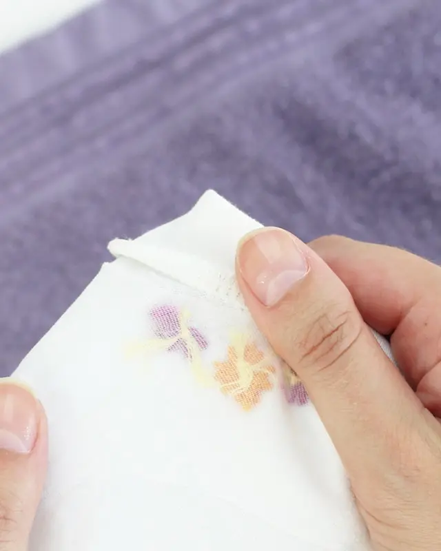 Das Sticken ist eine zeitlose Handwerkskunst, die seit Jahrhunderten von Menschen auf der ganzen Welt praktiziert wird. Obwohl die Technik des Stickens im Laufe der Zeit viele Veränderungen erfahren hat, ist das richtige Material zum Sticken nach wie vor von entscheidender Bedeutung, um beeindruckende Stickarbeiten zu schaffen. In diesem Blogbeitrag gebe ich einen Überblick über das Material, dass du zum Sticken benötigst und wie du Stickvorlagen übertragen kannst. Alle vorgestellten Materialien findest du hier*. Material zum Sticken - Welche Materialien brauche ich? - material sticken vlieseline aufbuegeln 2