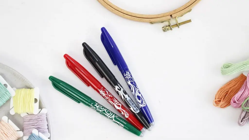 Das Sticken ist eine zeitlose Handwerkskunst, die seit Jahrhunderten von Menschen auf der ganzen Welt praktiziert wird. Obwohl die Technik des Stickens im Laufe der Zeit viele Veränderungen erfahren hat, ist das richtige Material zum Sticken nach wie vor von entscheidender Bedeutung, um beeindruckende Stickarbeiten zu schaffen. In diesem Blogbeitrag gebe ich einen Überblick über das Material, dass du zum Sticken benötigst und wie du Stickvorlagen übertragen kannst. Alle vorgestellten Materialien findest du hier*. Material zum Sticken - Welche Materialien brauche ich? - material sticken vorlagen uebertragen 1