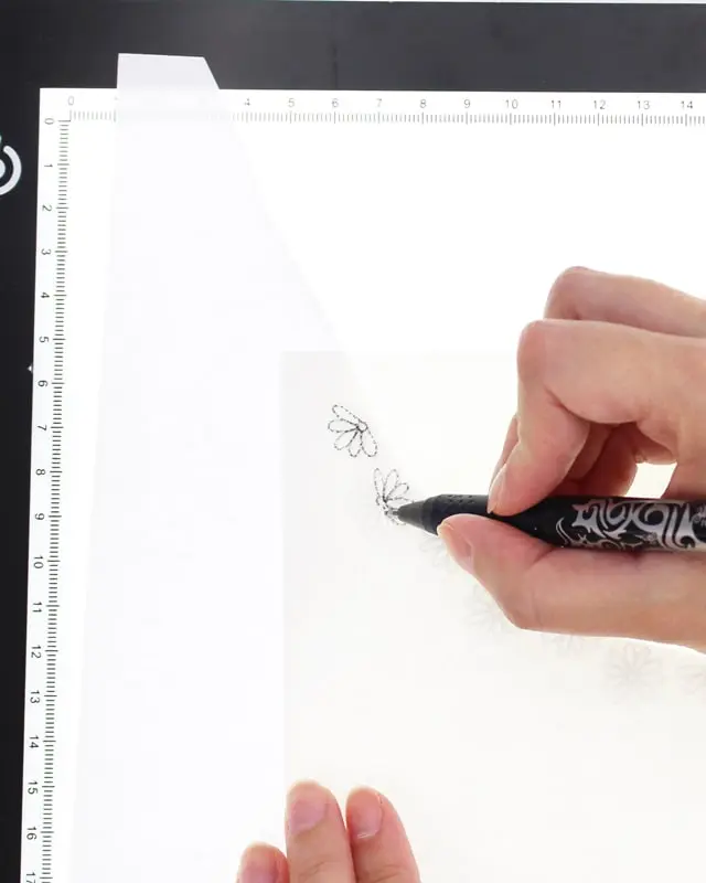 Das Sticken ist eine zeitlose Handwerkskunst, die seit Jahrhunderten von Menschen auf der ganzen Welt praktiziert wird. Obwohl die Technik des Stickens im Laufe der Zeit viele Veränderungen erfahren hat, ist das richtige Material zum Sticken nach wie vor von entscheidender Bedeutung, um beeindruckende Stickarbeiten zu schaffen. In diesem Blogbeitrag gebe ich einen Überblick über das Material, dass du zum Sticken benötigst und wie du Stickvorlagen übertragen kannst. Alle vorgestellten Materialien findest du hier*. Material zum Sticken - Welche Materialien brauche ich? - material sticken vorlagen uebertragen 2