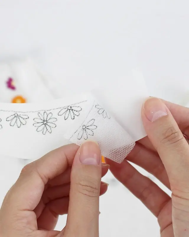 Das Sticken ist eine zeitlose Handwerkskunst, die seit Jahrhunderten von Menschen auf der ganzen Welt praktiziert wird. Obwohl die Technik des Stickens im Laufe der Zeit viele Veränderungen erfahren hat, ist das richtige Material zum Sticken nach wie vor von entscheidender Bedeutung, um beeindruckende Stickarbeiten zu schaffen. In diesem Blogbeitrag gebe ich einen Überblick über das Material, dass du zum Sticken benötigst und wie du Stickvorlagen übertragen kannst. Alle vorgestellten Materialien findest du hier*. Material zum Sticken - Welche Materialien brauche ich? - material sticken vorlagen uebertragen 5