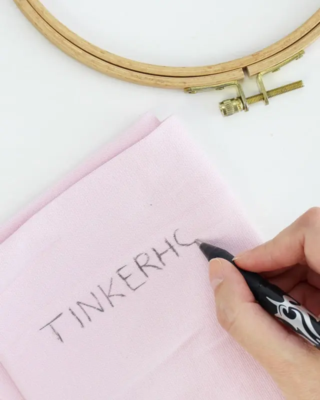 Das Sticken ist eine zeitlose Handwerkskunst, die seit Jahrhunderten von Menschen auf der ganzen Welt praktiziert wird. Obwohl die Technik des Stickens im Laufe der Zeit viele Veränderungen erfahren hat, ist das richtige Material zum Sticken nach wie vor von entscheidender Bedeutung, um beeindruckende Stickarbeiten zu schaffen. In diesem Blogbeitrag gebe ich einen Überblick über das Material, dass du zum Sticken benötigst und wie du Stickvorlagen übertragen kannst. Alle vorgestellten Materialien findest du hier*. Material zum Sticken - Welche Materialien brauche ich? - material sticken vorlagen uebertragen 7