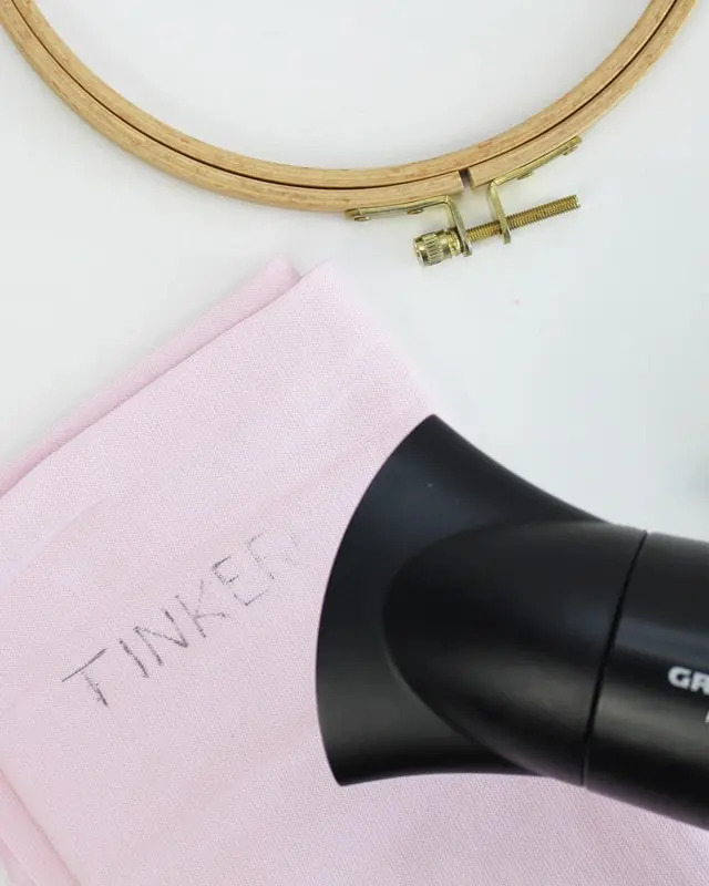 Das Sticken ist eine zeitlose Handwerkskunst, die seit Jahrhunderten von Menschen auf der ganzen Welt praktiziert wird. Obwohl die Technik des Stickens im Laufe der Zeit viele Veränderungen erfahren hat, ist das richtige Material zum Sticken nach wie vor von entscheidender Bedeutung, um beeindruckende Stickarbeiten zu schaffen. In diesem Blogbeitrag gebe ich einen Überblick über das Material, dass du zum Sticken benötigst und wie du Stickvorlagen übertragen kannst. Alle vorgestellten Materialien findest du hier*. Material zum Sticken - Welche Materialien brauche ich? - material sticken vorlagen uebertragen 9