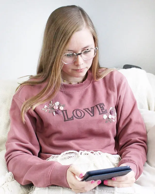 Hier kannst du dir meine selbst erstellten Bastelvorlagen als PDF-Datei runterladen. Du kannst die Downloaddateien zum Basteln oder zum Verschönern von Geschenken nutzen. Diese Bastelvorlagen sind alle kostenlos. Die passenden Anleitungen zu den Vorlagen findest du auf meinem DIY Blog. Diese sind in den PDF-Dateien oder im Text immer verlinkt, sodass du diese schnell findest. BASTELVORLAGEN - pullover sticken plotten bastelvorlage tinkerhome