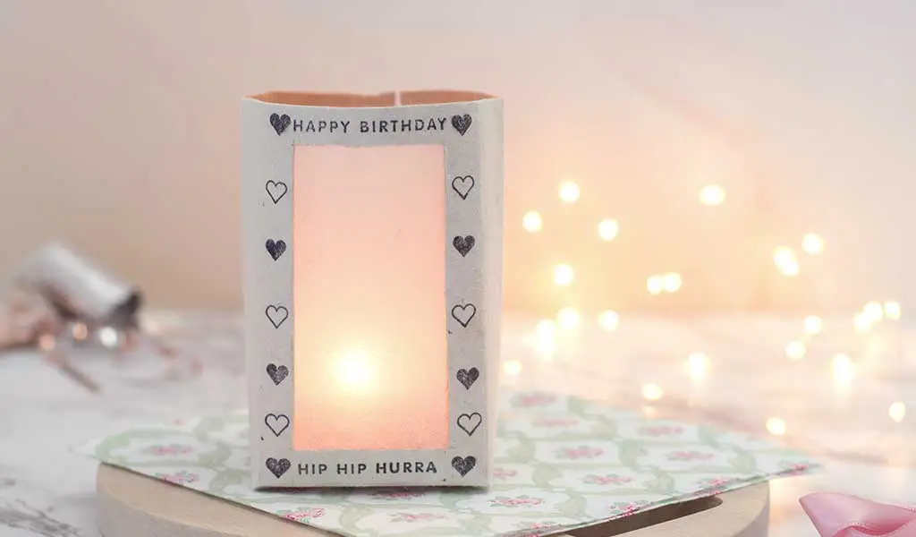 DIYs mit Milchtüten sind seit mehreren Jahren nicht mehr wegzudenken! Aber immer wieder kommen Fragen auf. Wie bekomme ich die äußeren Schichten ab? Wie schlage ich die äußere Schicht am besten um? Stinkt das nicht nach einiger Zeit? Auf all diese Fragen findest du in meinem Blogbeitrag eine Antwort. Ich habe dir alle Tipps und Tricks zum Basteln mit Milchtüten bzw. Tetra Paks zusammengefasst. Und jetzt kommt das Beste: Bei Nadja von Lieblingsgeschenk findest weitere Tipps und tolle Milchtüten Upcyclings. Basteln mit Milchtüten - DIY Windlicht | Lieblingsgeschenk