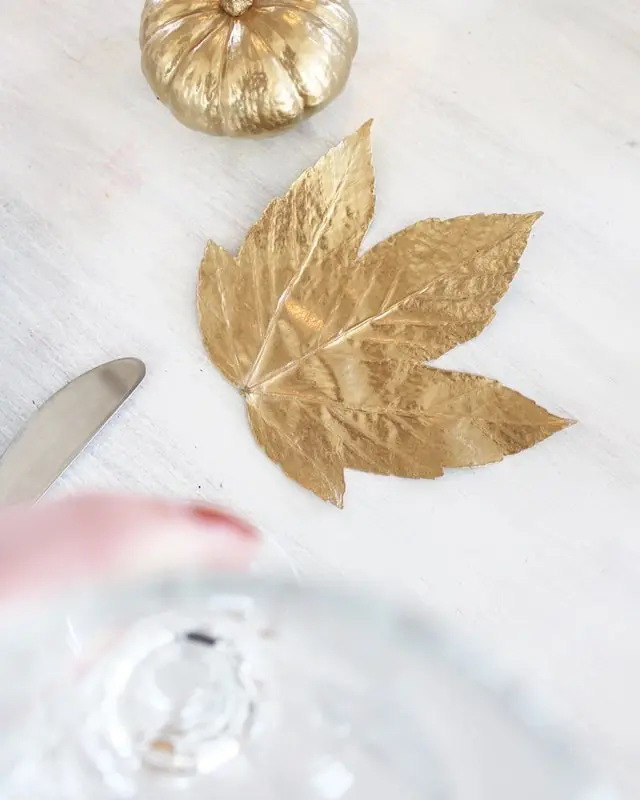 Schlichte DIY Herbst Tischdeko - diy goldene gepresste herbstblaetter 1