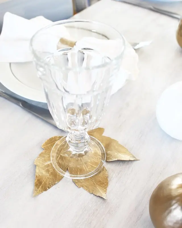 Schlichte DIY Herbst Tischdeko - diy goldene gepresste herbstblaetter 2