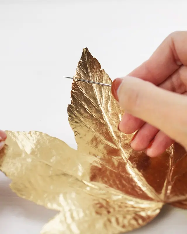 Schlichte DIY Herbst Tischdeko basteln - goldene Herbstblätter | Tinkerhome - Einfache DIYs für dein Zuhause
