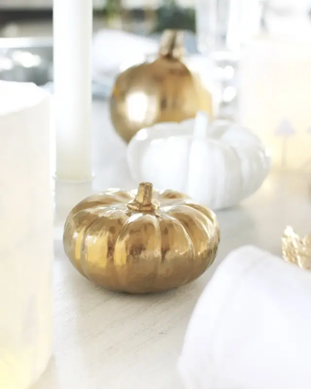Schlichte DIY Herbst Tischdeko - diy goldene kuerbisse 2
