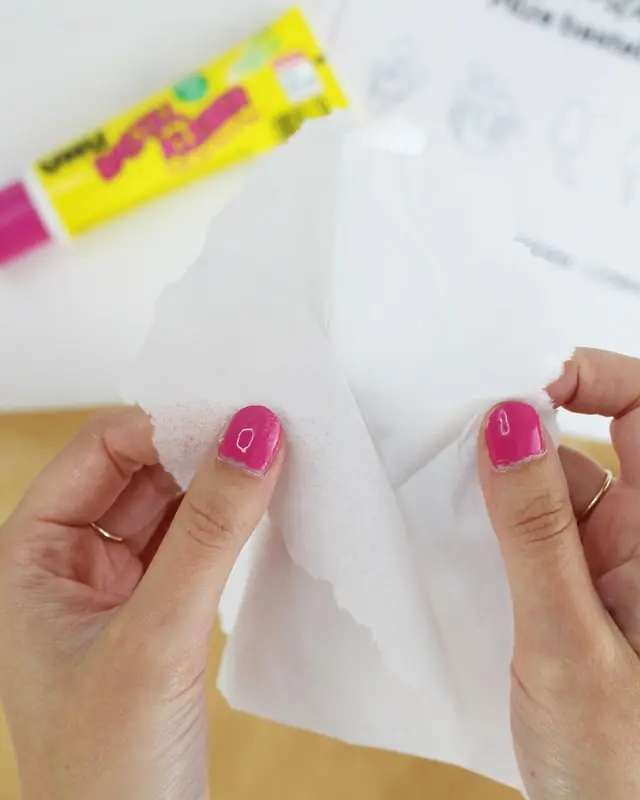 Der Herbst ist bekannt für seine gemütliche Stimmung. Das Laub verfärbt sich und die Natur, oft auch die Deko, ist bunt. Ich mag es lieber etwas schlichter. Ich zeige dir nun meine schlichte DIY Herbst Tischdeko, die ohne viele Farben auskommt und trotzdem super herbstlich ist. Schlichte DIY Herbst Tischdeko - diy windlicht mit pilzen basteln 10