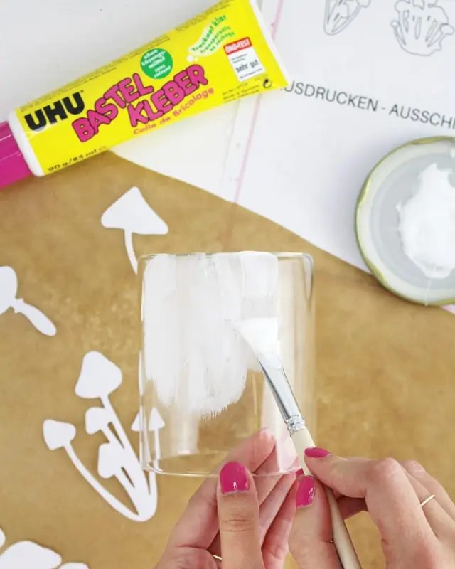 Der Herbst ist bekannt für seine gemütliche Stimmung. Das Laub verfärbt sich und die Natur, oft auch die Deko, ist bunt. Ich mag es lieber etwas schlichter. Ich zeige dir nun meine schlichte DIY Herbst Tischdeko, die ohne viele Farben auskommt und trotzdem super herbstlich ist. Schlichte DIY Herbst Tischdeko - diy windlicht mit pilzen basteln 2