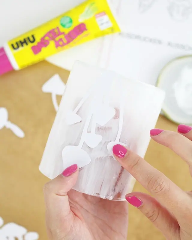 Der Herbst ist bekannt für seine gemütliche Stimmung. Das Laub verfärbt sich und die Natur, oft auch die Deko, ist bunt. Ich mag es lieber etwas schlichter. Ich zeige dir nun meine schlichte DIY Herbst Tischdeko, die ohne viele Farben auskommt und trotzdem super herbstlich ist. Schlichte DIY Herbst Tischdeko - diy windlicht mit pilzen basteln 3