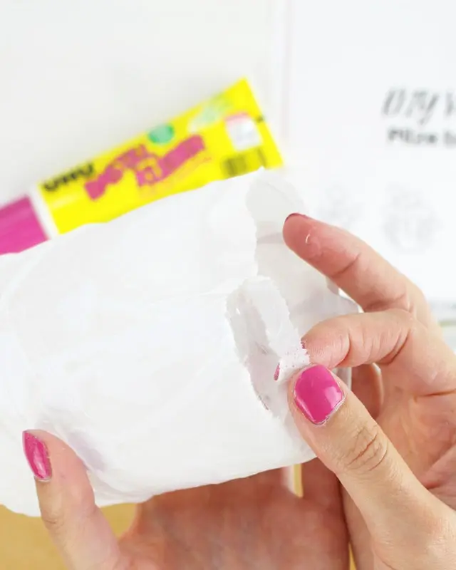 Der Herbst ist bekannt für seine gemütliche Stimmung. Das Laub verfärbt sich und die Natur, oft auch die Deko, ist bunt. Ich mag es lieber etwas schlichter. Ich zeige dir nun meine schlichte DIY Herbst Tischdeko, die ohne viele Farben auskommt und trotzdem super herbstlich ist. Schlichte DIY Herbst Tischdeko - diy windlicht mit pilzen basteln 6