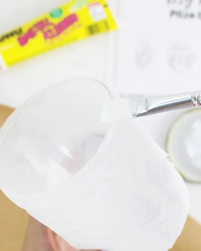 Der Herbst ist bekannt für seine gemütliche Stimmung. Das Laub verfärbt sich und die Natur, oft auch die Deko, ist bunt. Ich mag es lieber etwas schlichter. Ich zeige dir nun meine schlichte DIY Herbst Tischdeko, die ohne viele Farben auskommt und trotzdem super herbstlich ist. Schlichte DIY Herbst Tischdeko - diy windlicht mit pilzen basteln 7