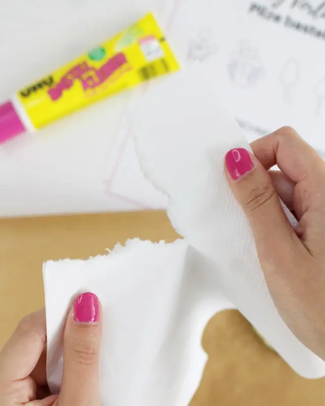 Der Herbst ist bekannt für seine gemütliche Stimmung. Das Laub verfärbt sich und die Natur, oft auch die Deko, ist bunt. Ich mag es lieber etwas schlichter. Ich zeige dir nun meine schlichte DIY Herbst Tischdeko, die ohne viele Farben auskommt und trotzdem super herbstlich ist. Schlichte DIY Herbst Tischdeko - diy windlicht mit pilzen basteln 9