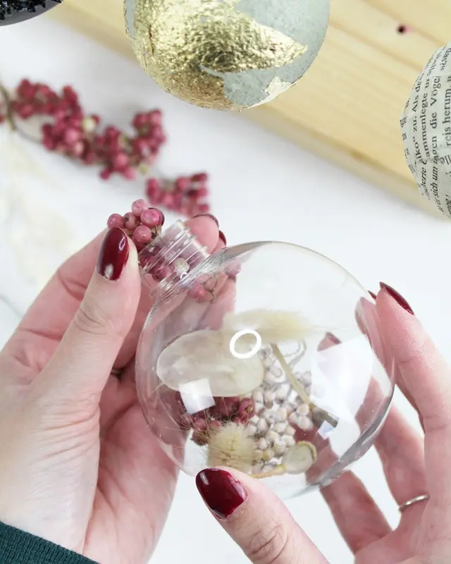 DIY Weihnachtskugeln als Erinnerung an verstorbene Angehörige und Freunde basteln - diy erinnerungsweihnachtskugel mit trockenblumen 1