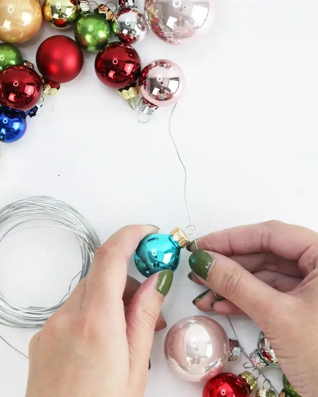 7 einfache Ideen: Upcycling Weihnachtskugeln - diy kugelgirlande aus alten weihnachtskugeln 1