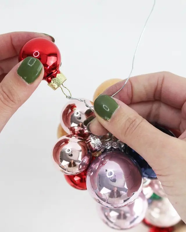 7 einfache Ideen: Upcycling Weihnachtskugeln - diy kugelgirlande aus alten weihnachtskugeln 2