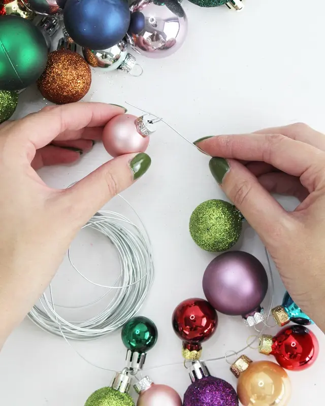 7 einfache Ideen: Upcycling Weihnachtskugeln - diy kugelkranz aus alten weihnachtskugeln 1