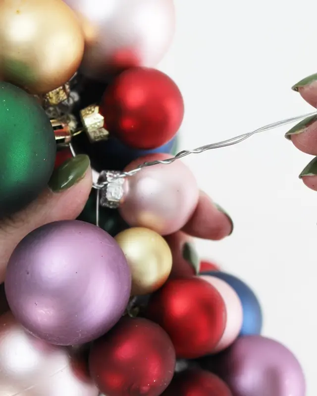 7 einfache Ideen: Upcycling Weihnachtskugeln - diy kugelkranz aus alten weihnachtskugeln 3