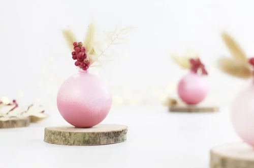 Hast du auch so viele Weihnachtskugeln und weißt gar nicht wohin damit? Ich zeige dir 8 festliche Dekoideen mit Weihnachtskugeln, die einfach und nachzumachen sind. Dabei kannst du das Aussehen deiner alten Kugeln verändern, wenn diese dir nicht mehr gefallen, oder du lässt diese, wie sie sind. Upcycling Weihnachtskugeln - Vasen aus alten Weihnachtskugeln | Tinkerhome - Einfache DIYs für dein Zuhause