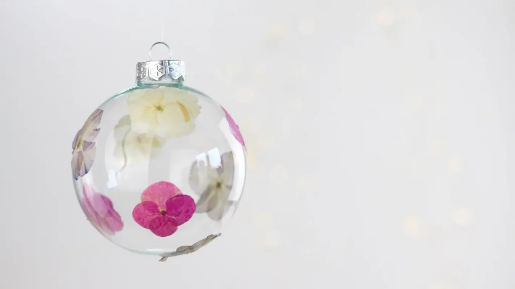 DIY Weihnachtskugeln als Erinnerung an verstorbene Angehörige und Freunde basteln - diy weihnachtskugel mit gepressten blueten 4