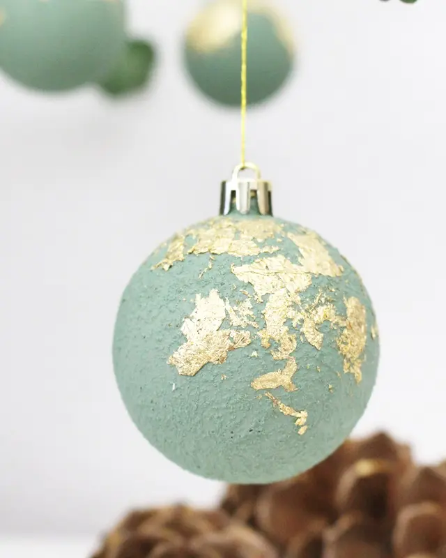 Upcycling Weihnachtskugeln mit Kreidefarbe und Blattgold | Tinkerhome - Einfache DIYs für dein Zuhause
