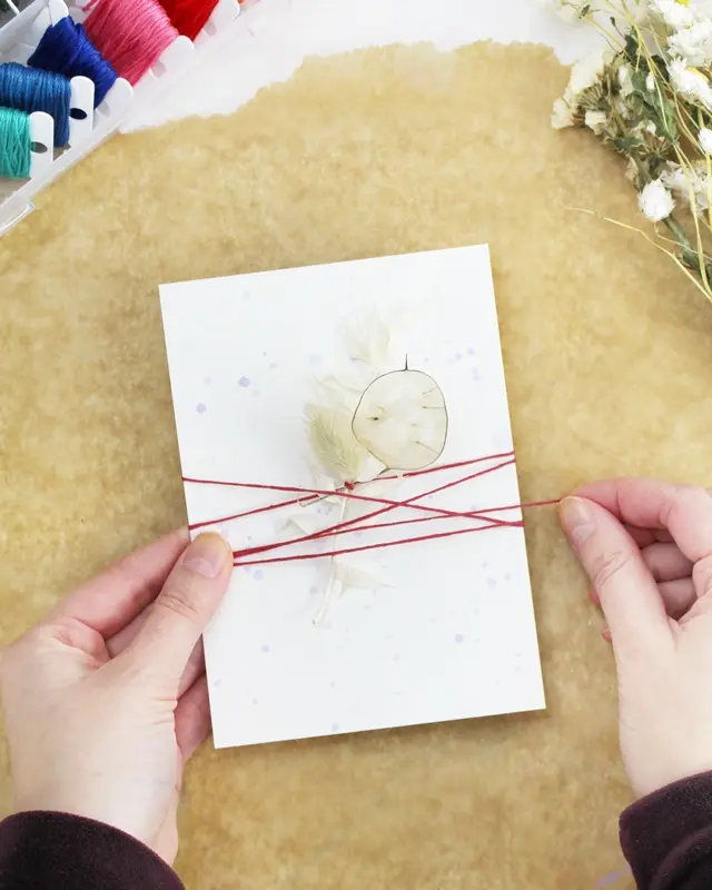 DIY Karten basteln - mit einfachen Tricks wunderschöne Grußkarten gestalten - diy grusskarten mit trockenblumen basteln 2
