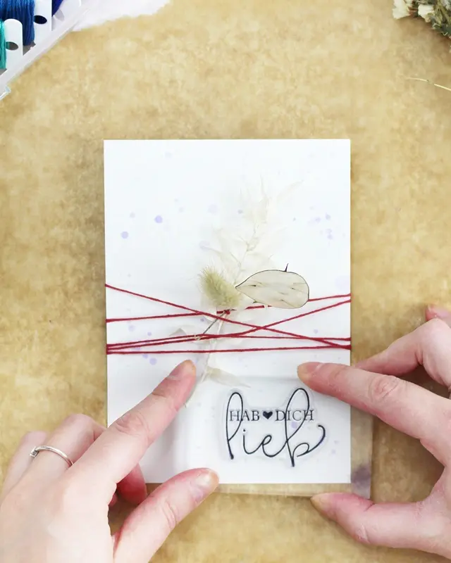 DIY Karten basteln - mit einfachen Tricks wunderschöne Grußkarten gestalten - diy grusskarten mit trockenblumen basteln 3
