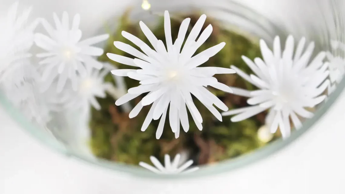 Leuchtende Blumen aus Heißkleber und Papier basteln | Tinkerhome - Einfache DIYs für dein Zuhause