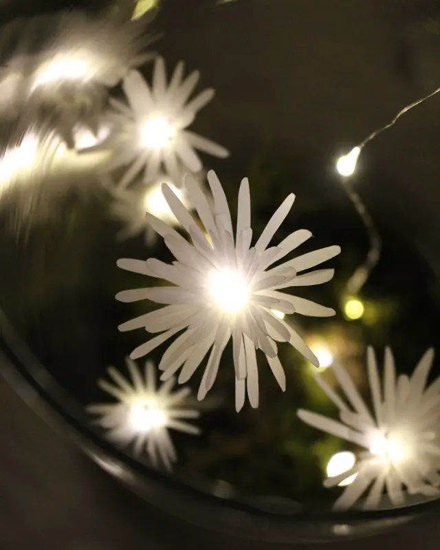 Leuchtende Blumen aus Heißkleber und Papier basteln | Tinkerhome - Einfache DIYs für dein Zuhause