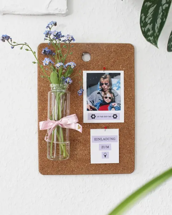Der Muttertag steht wieder vor der Tür, und wir alle möchten unserer lieben Mutter zeigen, wie sehr wir sie schätzen. Doch manchmal ist es schwer, das perfekte Geschenk zum Muttertag zu finden. Man schenkt ja schließlich jedes Jahr eine Kleinigkeit und möchte meist etwas Abwechslung in die Geschenke bringen. Wie wäre es also dieses Jahr mit einem selbstgemachten Geschenk, das von Herzen kommt? Hier sind einige kreative DIY Ideen, die du für den Muttertag ausprobieren kannst: Geschenk zum Muttertag - Aus einem Korkuntersetzer eine Pinnwand basteln | Tinkerhome - Einfache DIYs für dein Zuhause
