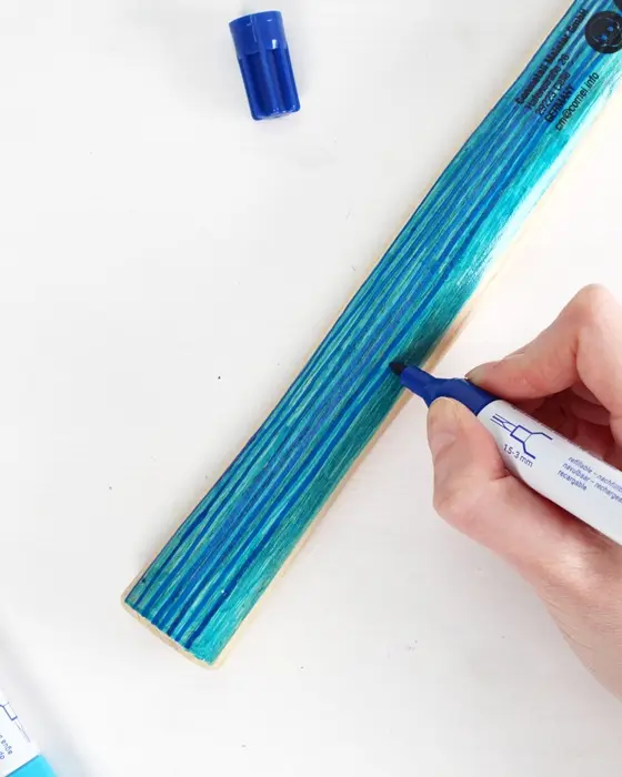 Du bist noch auf der Suche nach einem Geschenk zum Vatertag? Ich zeige dir 6 tolle Ideen, die sich auch noch Last Minute umsetzen lassen. Ich habe einige der Geschenke in den letzten Jahren bereits selber verschenkt und mein Vater hat sich sehr gefreut. Die meisten Ideen lassen sich auch gemeinsam mit Kindern umsetzen. DIY Geschenk zum Vatertag – 6 ausgefallene Ideen - hammer bemalen vatertagsgeschenk 2