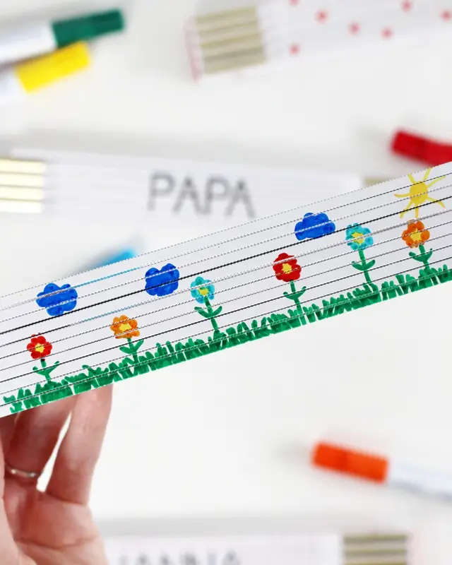 Du bist noch auf der Suche nach einem Geschenk zum Vatertag? Ich zeige dir 6 tolle Ideen, die sich auch noch Last Minute umsetzen lassen. Ich habe einige der Geschenke in den letzten Jahren bereits selber verschenkt und mein Vater hat sich sehr gefreut. Die meisten Ideen lassen sich auch gemeinsam mit Kindern umsetzen. Vatertagsgeschenk selber machen - angemalte und personalisierte Zollstöcke | Tinkerhome - Einfache DIYs für dein Zuhause