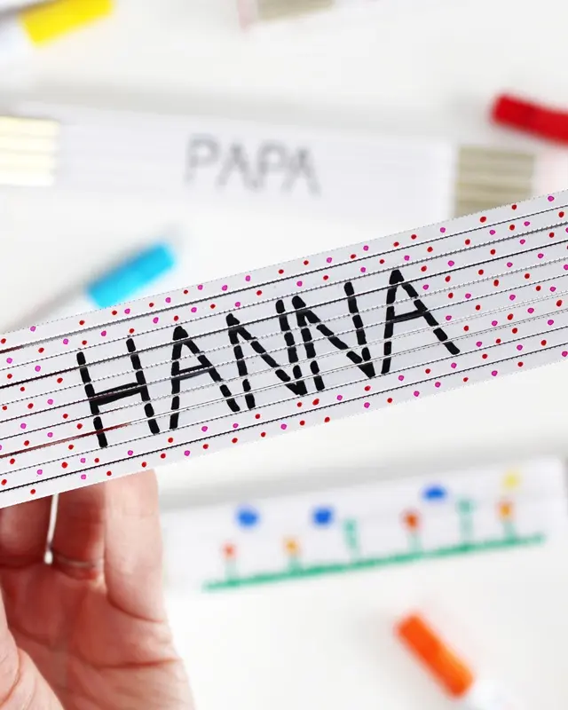 Geschenke für Männer basteln ist oft gar nicht so einfach – es soll persönlich sein, aber bloß nicht kitschig. In diesem Beitrag zeige ich dir 5 einfache und schlichte DIY-Ideen, die nützlich sind und garantiert nicht im Schrank verstauben: Vom personalisierten Werkzeug bis hin zur individuellen Fan-Art. Meine Ideen können z.B. zum Geburtstag, zu Weihnachten, zum Vatertag oder als kleine Aufmerksamkeit zwischendurch verschenkt werden. Auch wenn diese Ideen perfekt für Männer funktionieren, sind sie natürlich für alle geeignet, die sich über praktisches Zubehör und minimalistische Deko freuen! Vatertagsgeschenk selber machen - angemalte und personalisierte Zollstöcke | Tinkerhome - Einfache DIYs für dein Zuhause