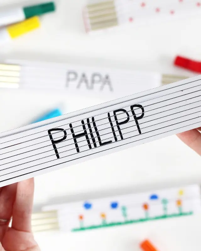 Geschenke für Männer basteln ist oft gar nicht so einfach – es soll persönlich sein, aber bloß nicht kitschig. In diesem Beitrag zeige ich dir 5 einfache und schlichte DIY-Ideen, die nützlich sind und garantiert nicht im Schrank verstauben: Vom personalisierten Werkzeug bis hin zur individuellen Fan-Art. Meine Ideen können z.B. zum Geburtstag, zu Weihnachten, zum Vatertag oder als kleine Aufmerksamkeit zwischendurch verschenkt werden. Auch wenn diese Ideen perfekt für Männer funktionieren, sind sie natürlich für alle geeignet, die sich über praktisches Zubehör und minimalistische Deko freuen! Vatertagsgeschenk selber machen - angemalte und personalisierte Zollstöcke | Tinkerhome - Einfache DIYs für dein Zuhause